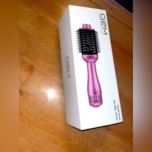 Hot air brush style volume. New in box!